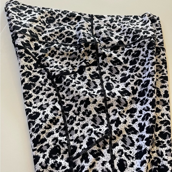 ZYIA Snow Leopard Pocket Brilliant Hi-Rise Activewear Leggings - Picture 5 of 10